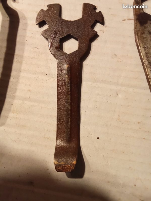 Ancienne Clé AFA  le plus vite  outil vélo - Bricolage
