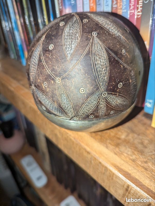 Coupe ancienne noix de coco ciselée sur sa monture en métal argenté (image 3)