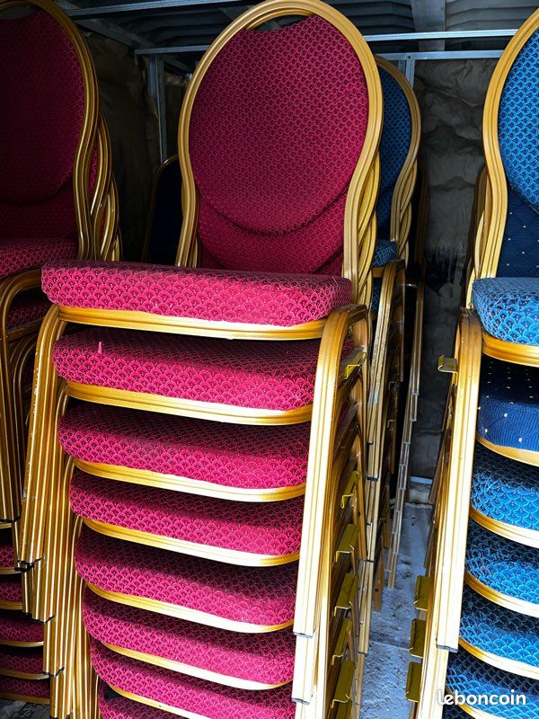 Chaises salle de fêtes bleues et rouges (image 3)