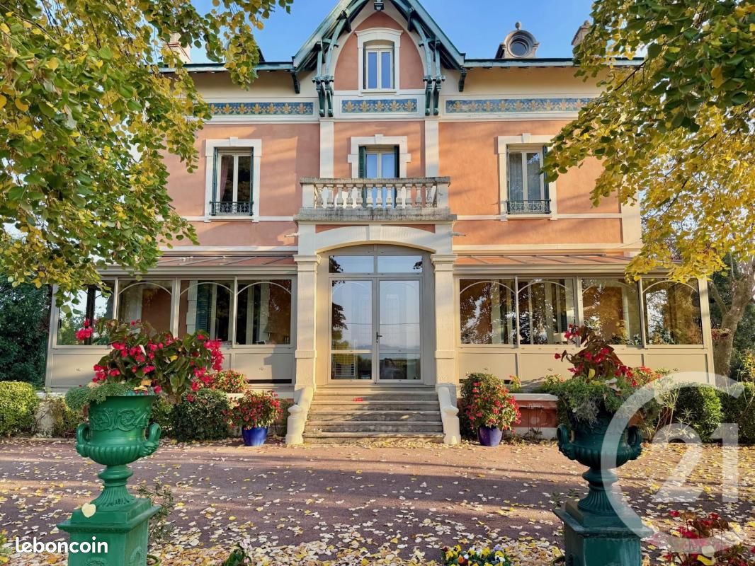 Maison 12 pièces 245 m² · aux Avenières Veyrins-Thuellin · 245 m² · 690 000 €
