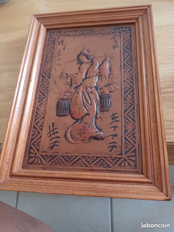 Petit tableau en cuir porteuse d eau (image 1)