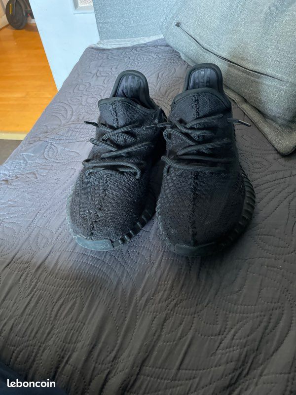 Yeezy 350 noir (image 1)