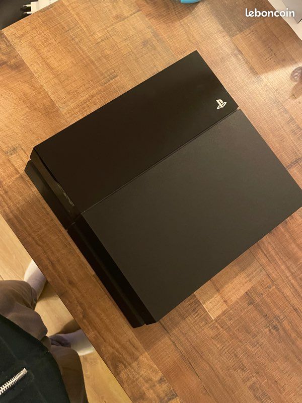 PLAYSTATION 4 très bon état (image 1)