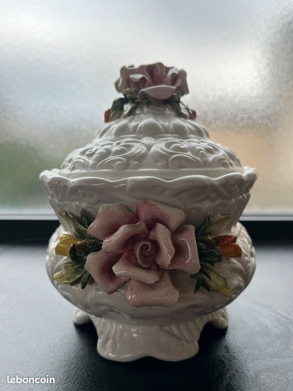 BOITE COFFRET BONBONNIÈRE en porcelaine de Capodimonte laiton et fleurs