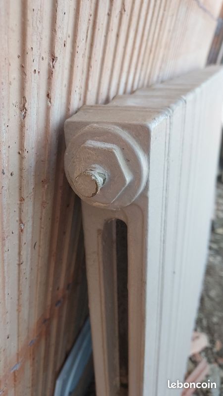 Radiateur en fonte 1800W + fixations (image 3)