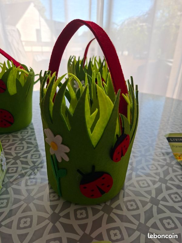 Panier De Pâques En Feutre Avec Herbe Et Surprises (EAS104) - Déco De Pâques