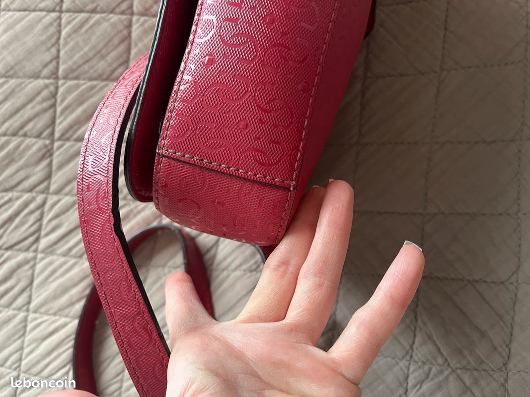 Magnifique sac à bandoulière GUESS rose framboise bordeaux très bon état (image 3)