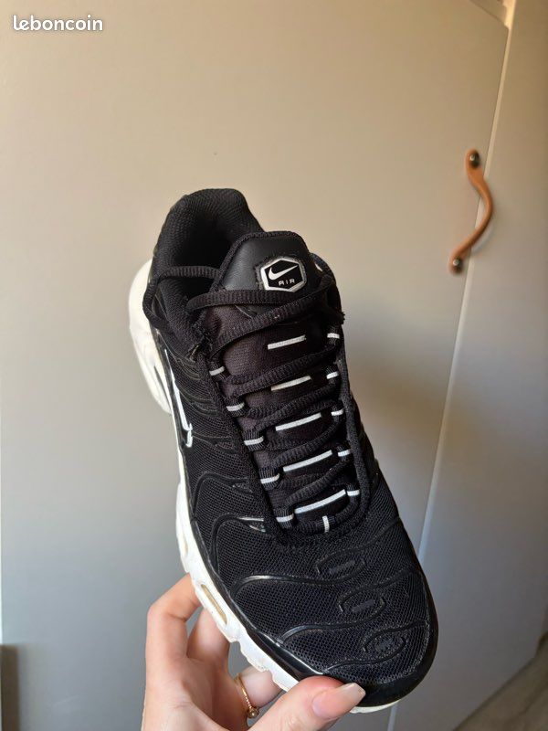 TN nike noires semelle blanche Chaussures