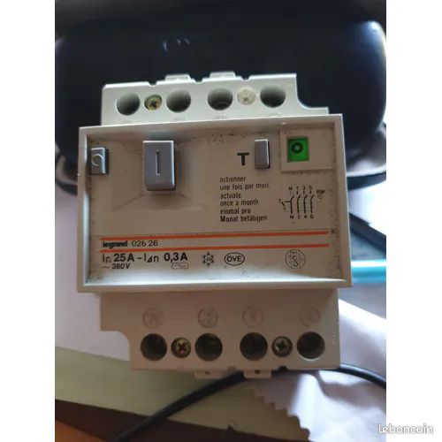 Disjoncteur différentiel 380 v - 25 A -0,3 A - Legrand (image 1)