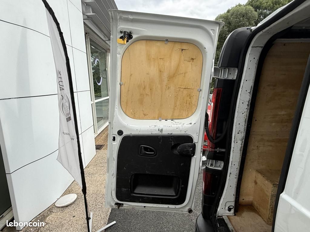 RENAULT TRAFIC L1H1 2800 Kg 2.0 Blue dCi - 130 Fourgon Confort TVA RECUPERABLE + CLIM (image 27)