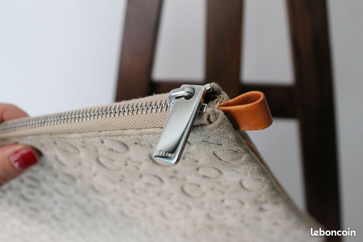 Céline pochette en daim motif Triomphe gris / camel (image 6)