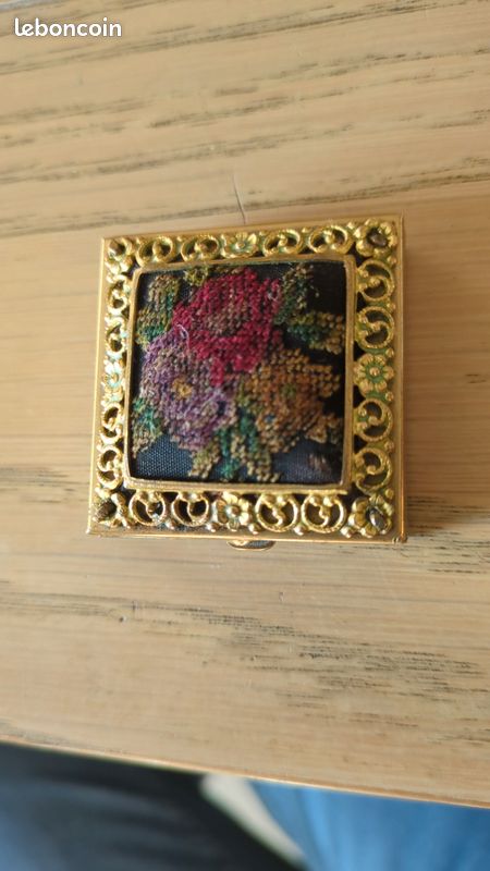 Petite boîte à pilules,fermoir poussoir, couvercle orné d'un insert en broderie florale fine( petit point),en bon état (image 1)