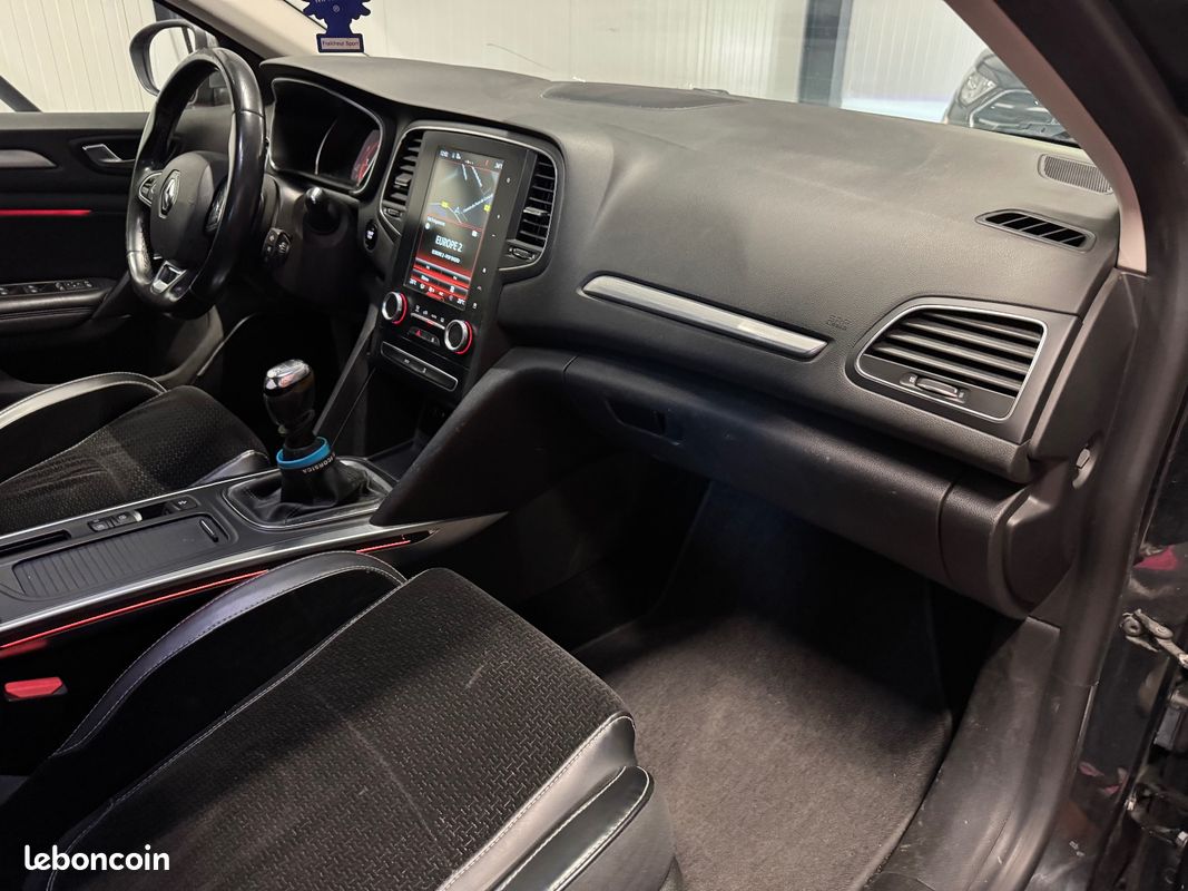 RENAULT MEGANE IV BERLINE dCi 130 GTline / ENTRETIEN A JOUR / CAMERA DE RECUL / MOTEUR A CHAINE (image 38)