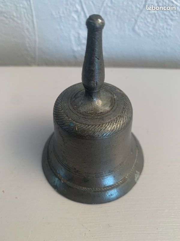 Petite cloche en étain (image 2)