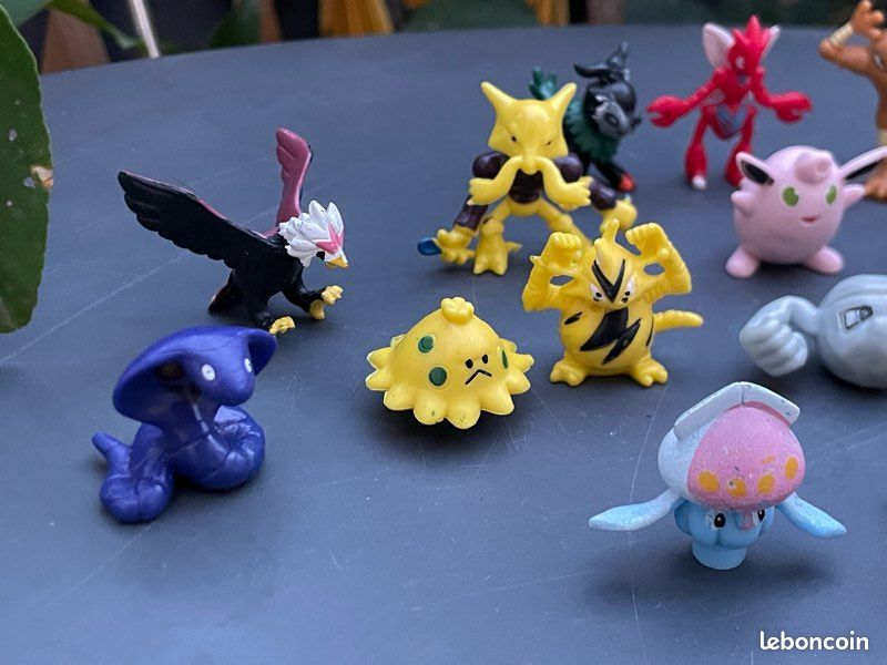 Lot pokemon figurines et 100 cartes 80dt