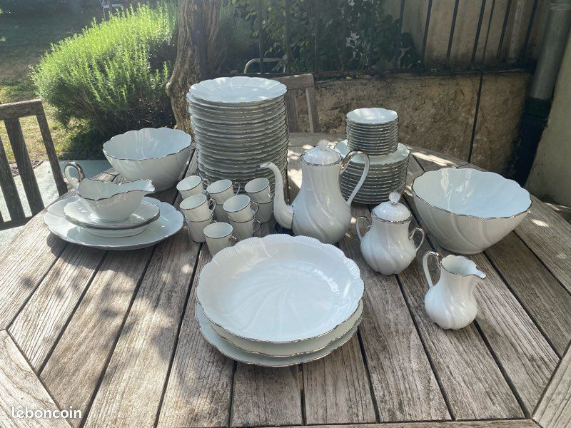 Service de table complet en porcelaine de Limoges L.E.C. R. Leclair – Modèle torsadé – 68 pièces – Blanc et filets argentés (image 3)