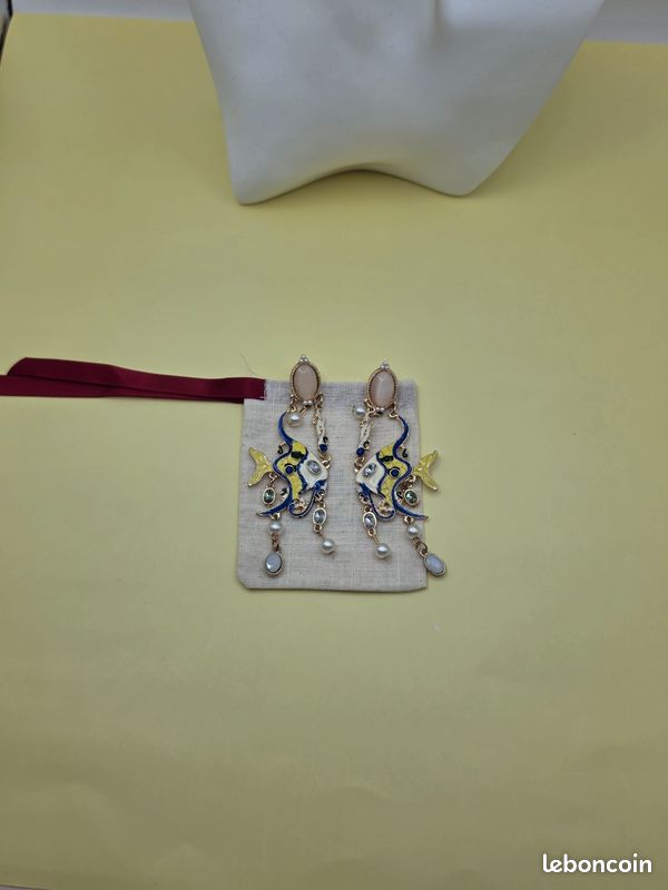 Boucles d’oreilles fantaisie poissons dorées, émail et perles (image 1)