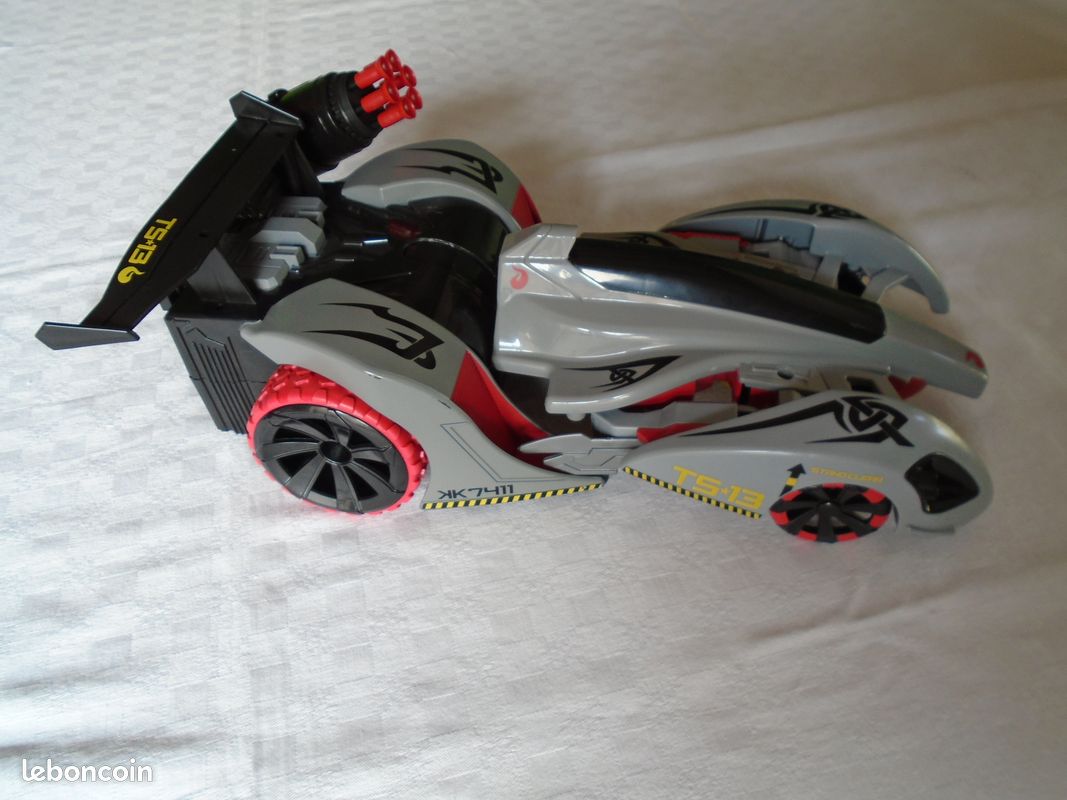 Voiture transformer et lance missiles radio commandée (image 3)