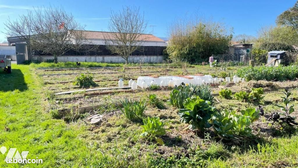 Terrain 360 m² · à Salles-sur-Mer · 360 m² · 147 000 €