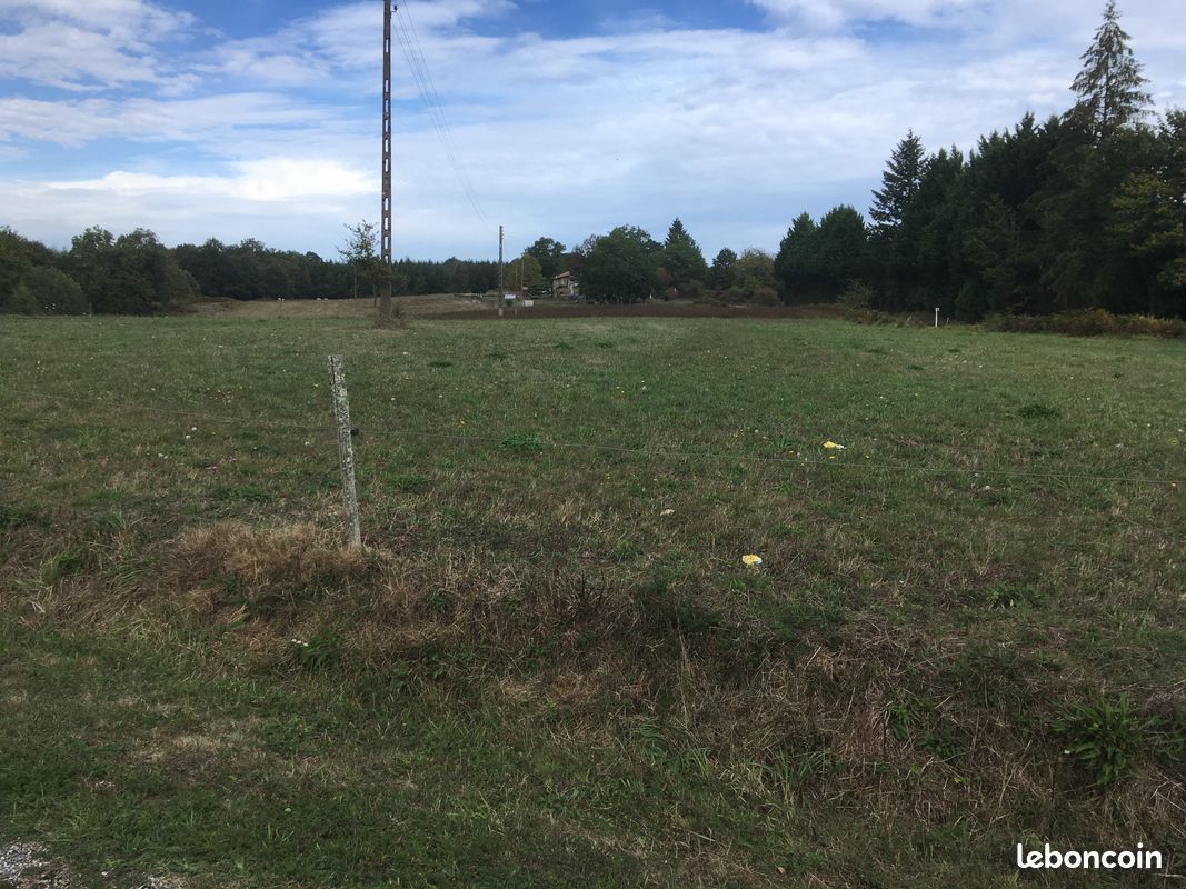 Terrain à vendre · à Nontron · 82 000 €