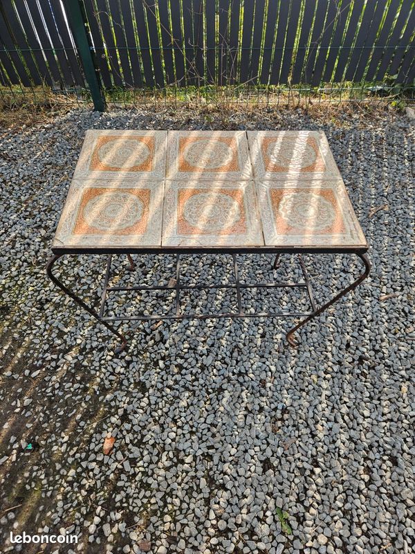 Table basse en fer forgé et carreaux emmaillé (image 1)