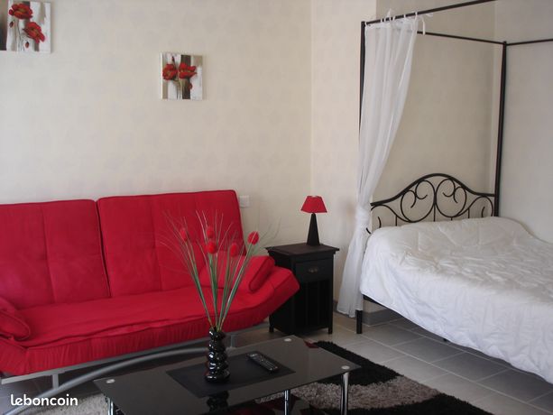 A LOUER appart. Meublé 44M2 à SARLAT avec place de parking privé
