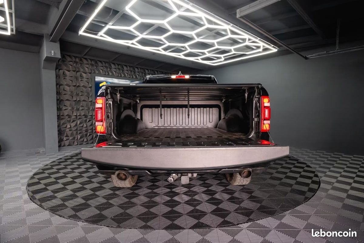 Dodge RAM 1500 Laramie Night Edition 5.7 HEMI 401 ch 4x4 – Alpine – 20” – Offroad (image 16)