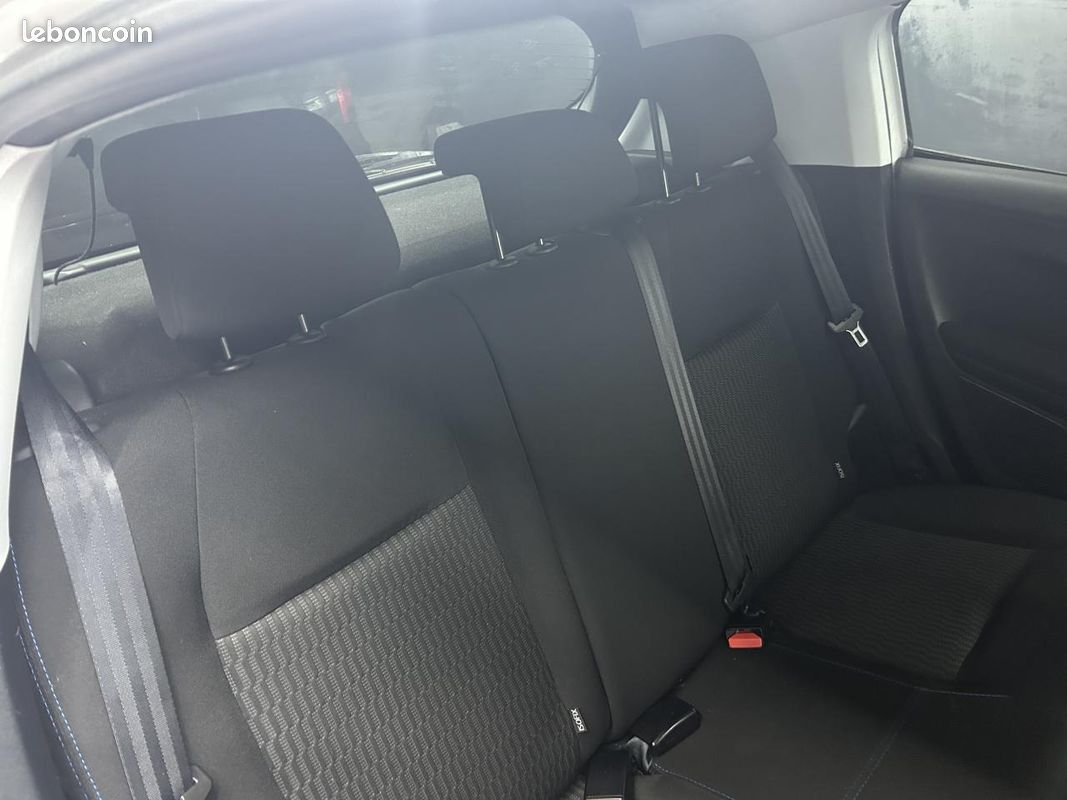 PEUGEOT 208 1.2i 12V - 82 BERLINE Style ( courroie changer + pneu neuf ) (image 6)