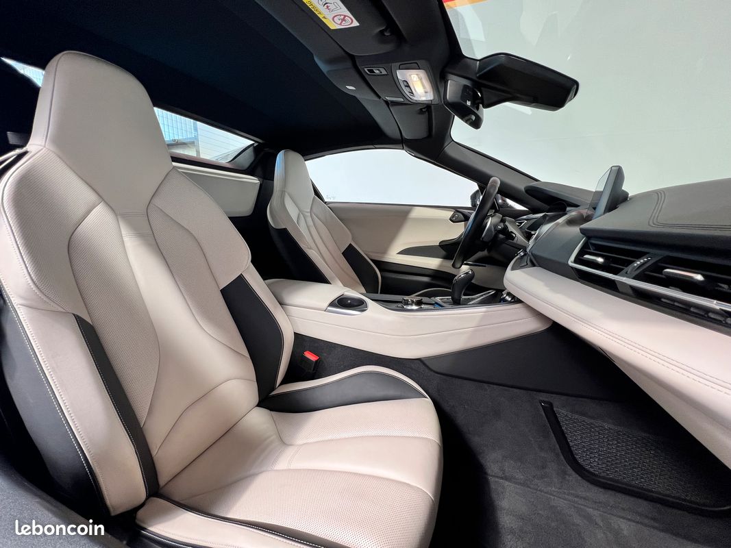 BMW i8 𝗿𝗼𝗮𝗱𝘀𝘁𝗲𝗿 374 cv ( visio et livraison possible ) (image 4)