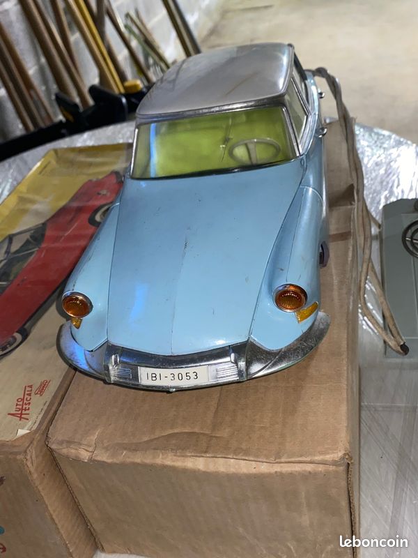Citroën DS19 1960 échelle 1/12 - Filoguidée Tôle Violette Toit Ivoire - Richard ?