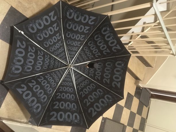 Vente de parapluie solide résistant au vent Isotoner proche de