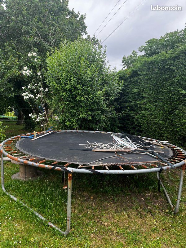 Trampoline (image 1)