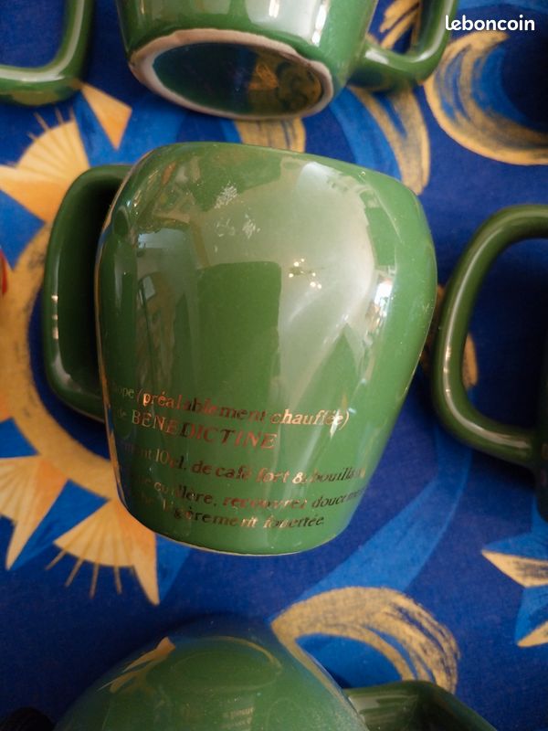 Lot 12 Tasses à Café Faïence – Bénédictine Fécamp, Sipa France