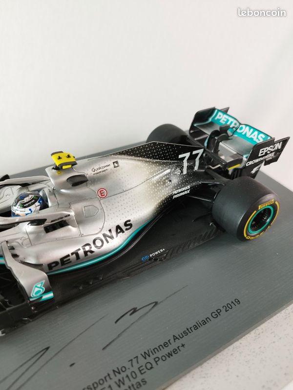 Voiture miniature formule 1 1/18 signé par Valtteri Bottas