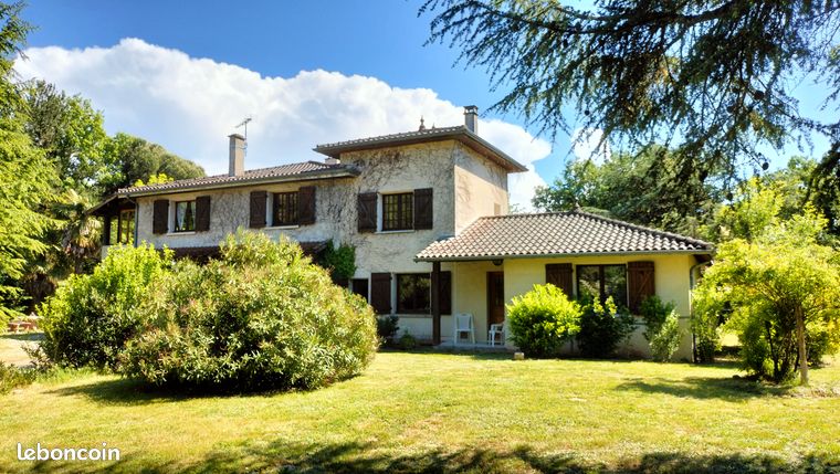 Propriete famillale avec maison, pavillon indepandant, picsine et foret