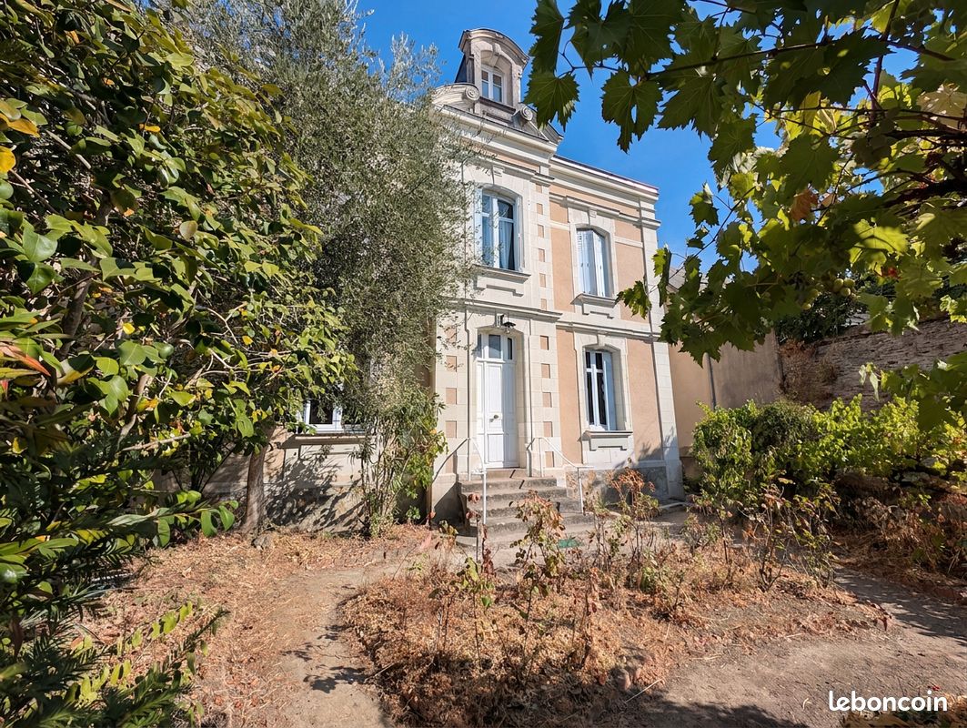 Maison 10 pièces 220 m² · à Segré-en-Anjou Bleu · 220 m² · 297 500 €