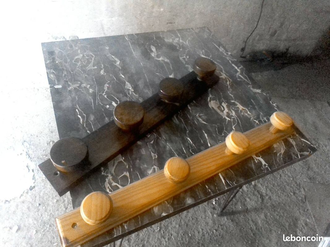 2 porte manteau en bois ,un bleu, et un vase (image 2)