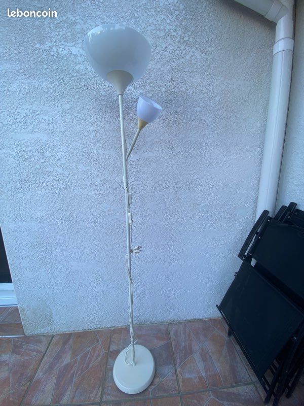 Lampadaire 2 têtes sur pied blanc avec ampoules led (image 1)