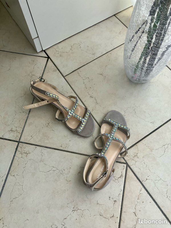 Chaussures à petits talons avec strass T.40 (image 10)