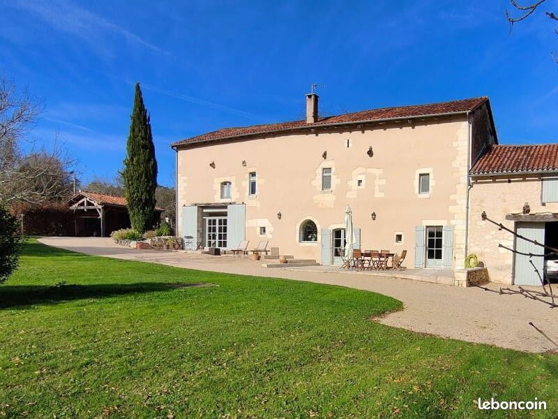 Maison 12 pièces 242 m² · à Brantôme en Périgord · 242 m² · 485 000 €