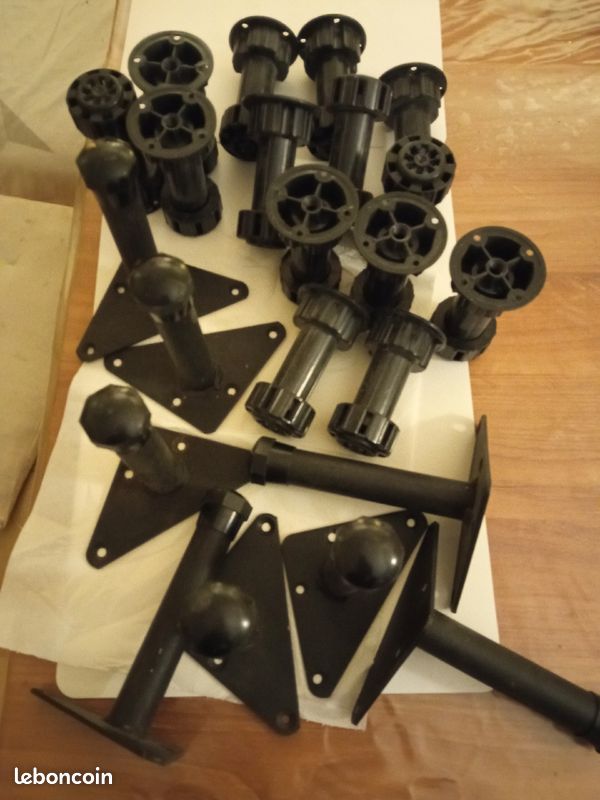 12 Pied de table en plastique et 8 en fer forgé (image 1)