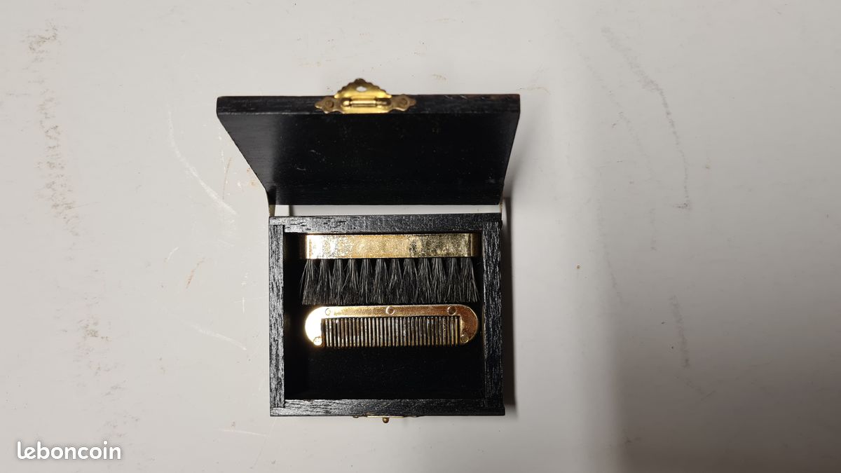 Petite boite pour l'entretien de ma moustache (image 2)