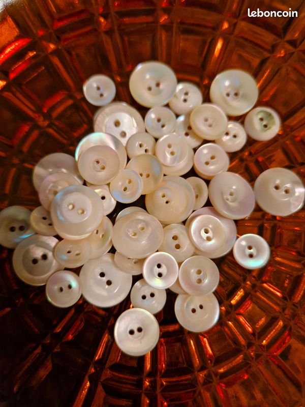 Lot Mercerie Vintage : Gros Boutons Blancs Et Nacrés, Nombreux Modèles - Occasion Pour Créations !