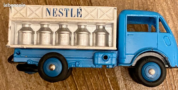dinky toys 25O camion laitier studebaker nestle avec sa boite