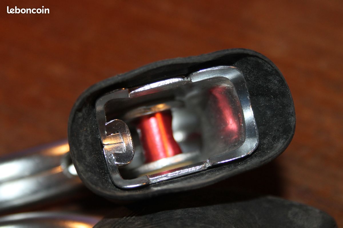 Paire de levier de frein SHIMANO 600 blanc en très bon etat - Équipements vélos Paire de levier de frein SHIMANO 600 blanc en très bon etat - Équipements vélos