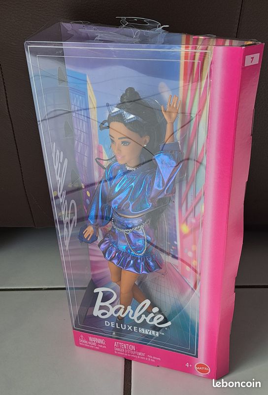 Barbie - Poupée Deluxe Style - Haut et jupe bleu métallisé - Brune
