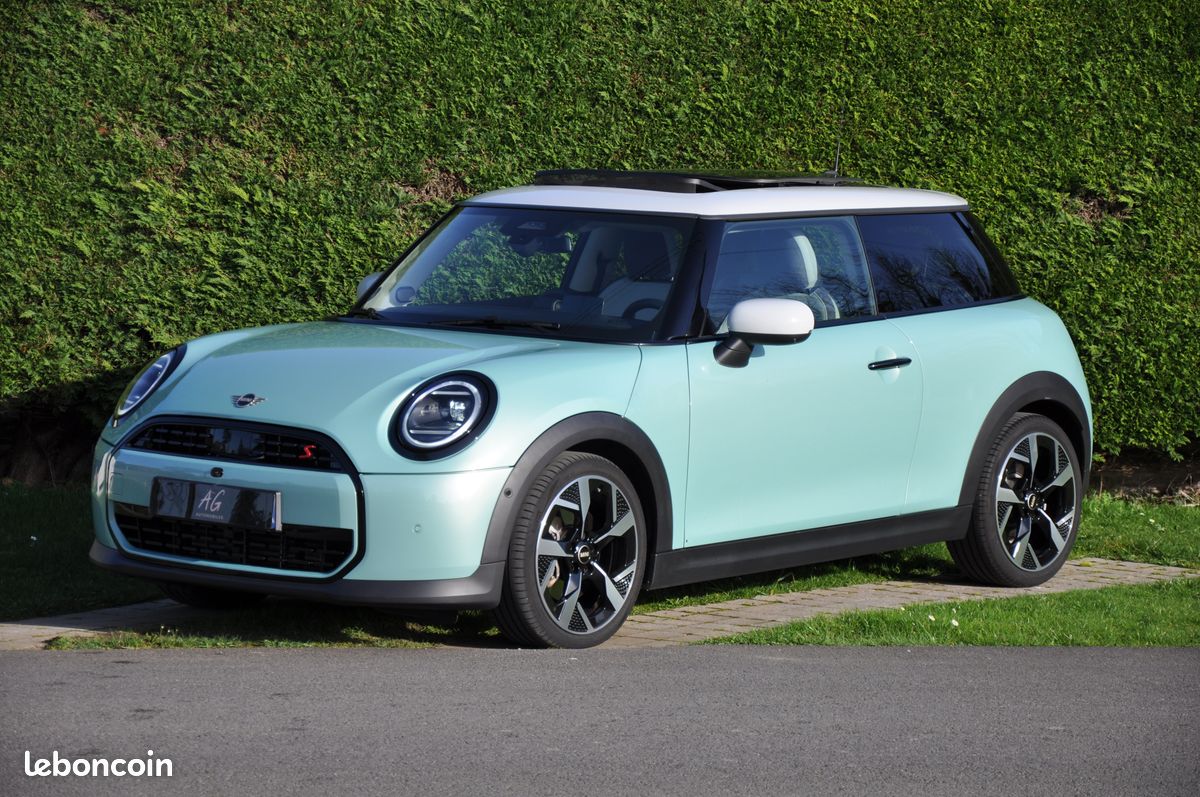 MINI IV F66 2.0 COOPER S 3P 204 CLASSIC DKG7 + Pack L / Org France / 05/2024 / 23400kms / Toit ouvrant / Hifi Harman Kardon / Camera 360 / Tête Haute / Volant & sièges chauffant / Accès sans clé ... (image 1)