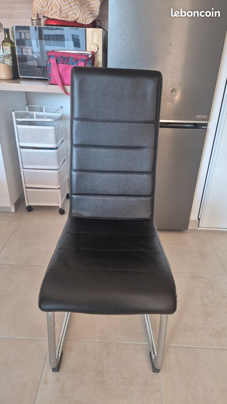 À vendre : Lot de 2 chaises de cuisine – blanches et noires (image 5)