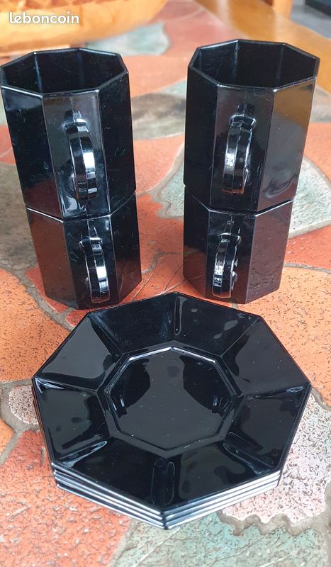 Service noir design – 15 tasses + 15 soucoupes + 4 grandes tasses + 4 soucoupes + 6 assiettes (image 4)