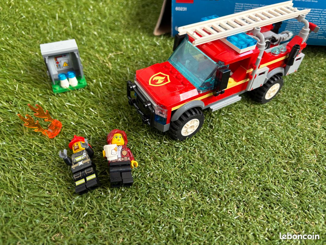 Lego City 60231 Le Camion du Chef des Pompiers (image 4)